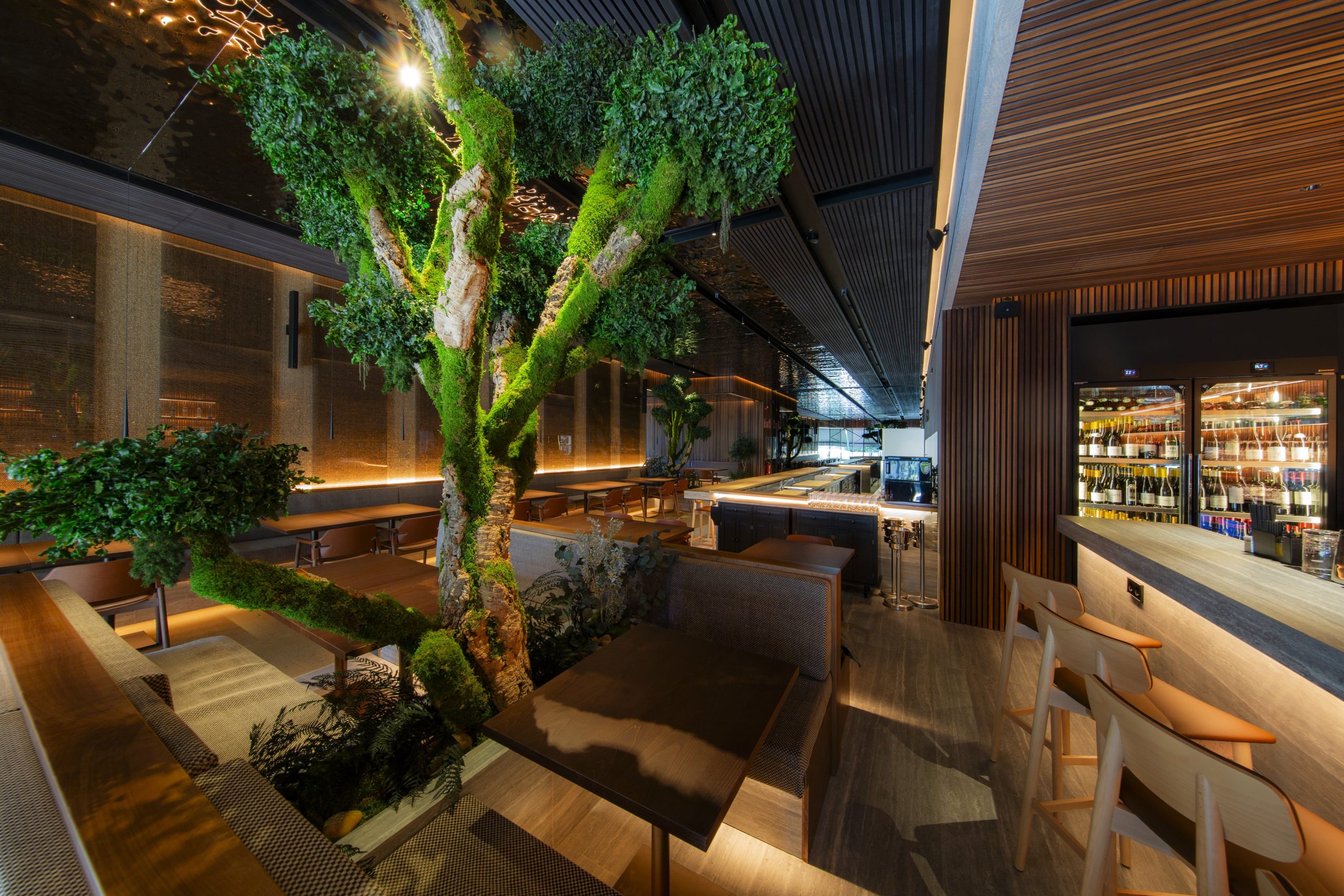 Interior de Makoto Madrid, restaurante japonés de lujo en el Barrio Salamanca con ambiente elegante y sushi gourmet.