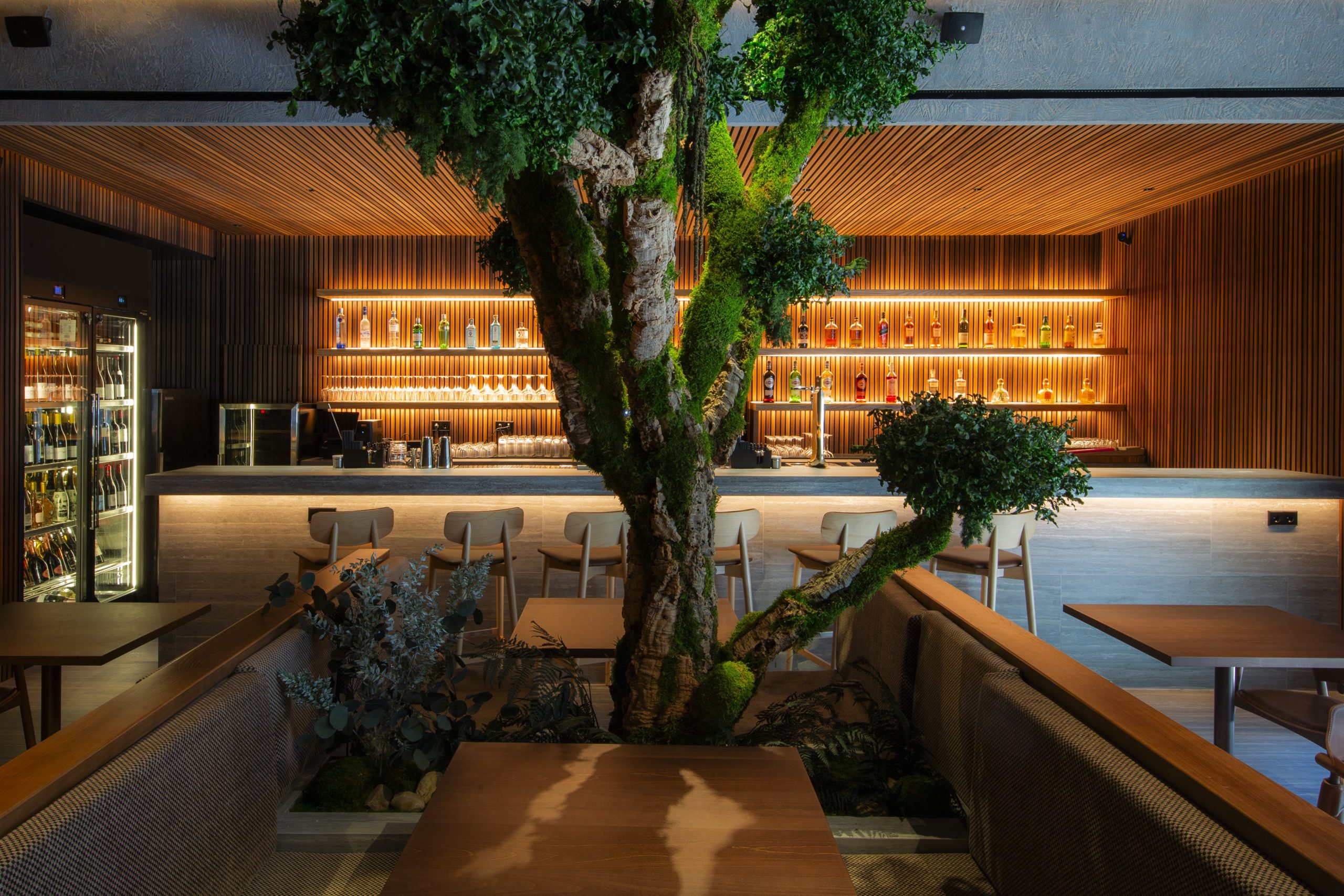 Illuminated bar and interior design of Makoto Madrid, considered the best restaurant in the Salamanca district