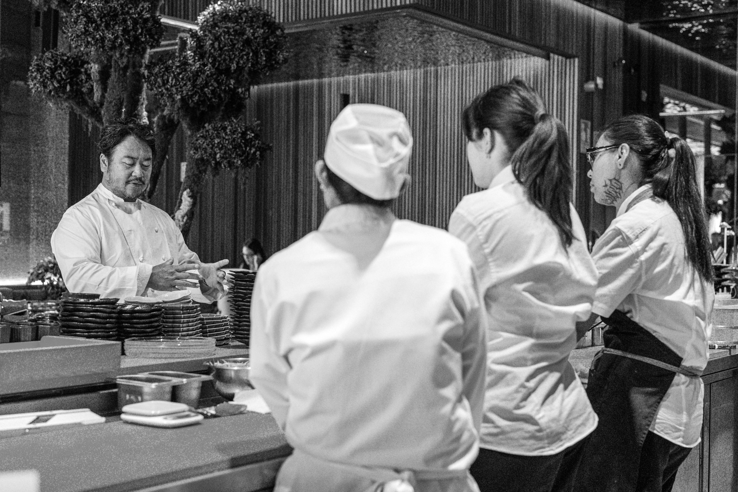 Chef de Makoto Madrid preparando platos y guiando al equipo durante la experiencia omakase